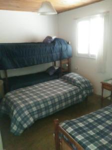 1 dormitorio con 2 literas y ventana en Casa Balneario Orense en 