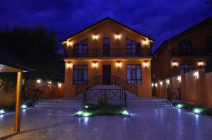 ein Haus mit Lichtern in der Nacht davor in der Unterkunft Gabala Double villa in Qəbələ