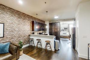 納許維爾的住宿－Urban Escape，厨房以及带砖墙的起居室。
