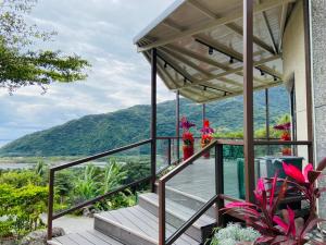 Casa con balcón con vistas a la montaña en 山水妍溫泉會館-台東館, en Taimali