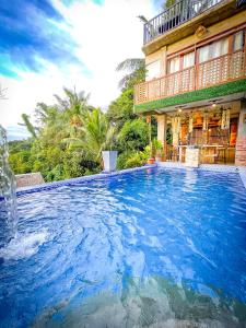 une grande piscine en face d'une maison dans l'établissement Unique Vacation Home in Tagaytay with Pool, à Tagaytay