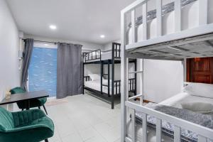 Postel nebo postele na pokoji v ubytování Chill Inn Lipa Noi Hostel and Beach Cafe
