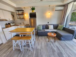 una sala de estar con un sofá y una mesa en Stylish Studio Apartment, Holiday Resort, With View, Pool, Spa , Sauna, en Gold Coast 11 fotos más