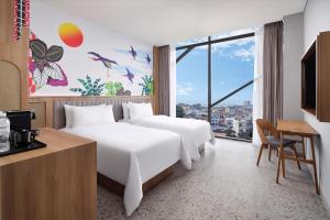 巴淡島中心的住宿－ARTOTEL Batam，酒店客房设有两张床和窗户。