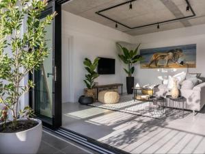 Cape Town的住宿－Luxury Accomodation at the Alphen Glen，客厅配有沙发和桌子