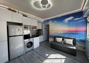 Kuchyň nebo kuchyňský kout v ubytování 3BR Romantic apt, 2mins MTR, 8pax