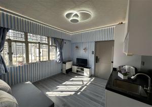 Giường trong phòng chung tại 3BR Romantic apt, 2mins MTR, 8pax