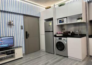 Nhà bếp/bếp nhỏ tại 3BR Romantic apt, 2mins MTR, 8pax
