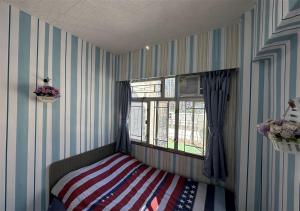 1 dormitorio con 1 cama con manta de bandera americana en 3BR Romantic apt, 2mins MTR, 8pax en Hong Kong