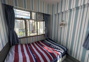 a room with a bed with an american flag on it at 3BR Romantic apt, 2mins MTR, 8pax in Hong Kong