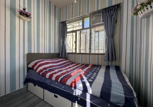 Giường trong phòng chung tại 3BR Romantic apt, 2mins MTR, 8pax