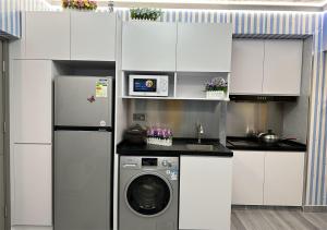 Nhà bếp/bếp nhỏ tại 3BR Romantic apt, 2mins MTR, 8pax