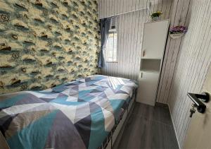 Giường trong phòng chung tại 3BR Romantic apt, 2mins MTR, 8pax