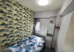 Giường trong phòng chung tại 3BR Romantic apt, 2mins MTR, 8pax