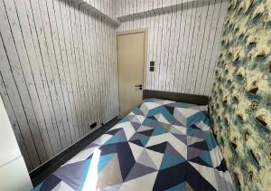 Giường trong phòng chung tại 3BR Romantic apt, 2mins MTR, 8pax