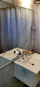 y baño con lavabo y espejo. en Teodoro's Home en Buenos Aires