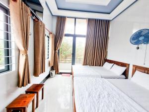 Un pat sau paturi într-o cameră la Hướng Dương Hotel Đảo Phú Quý