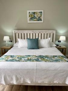 Un pat sau paturi într-o cameră la The Runway Lodge