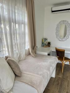 Ein Bett oder Betten in einem Zimmer der Unterkunft The Runway Lodge