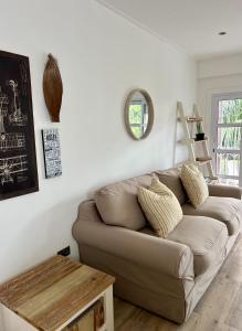 Ein Sitzbereich in der Unterkunft The Runway Lodge