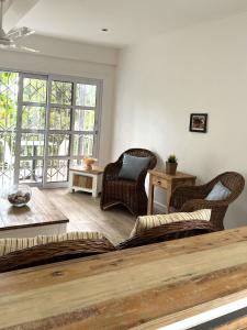 Ein Sitzbereich in der Unterkunft The Runway Lodge