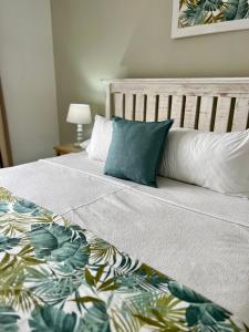 Una cama o camas en una habitación de The Runway Lodge