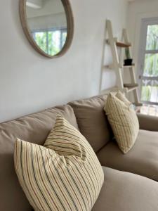 Ein Sitzbereich in der Unterkunft The Runway Lodge