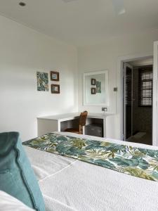 Ein Sitzbereich in der Unterkunft The Runway Lodge