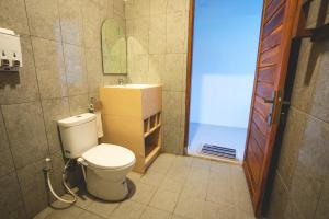 GREEN RINJANI في بايان: حمام مع مرحاض ومغسلة