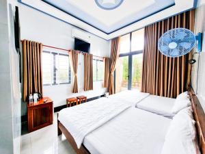 Un pat sau paturi într-o cameră la Hướng Dương Hotel Đảo Phú Quý