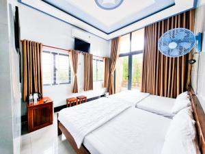 Postel nebo postele na pokoji v ubytování Hướng Dương Hotel Đảo Phú Quý