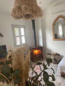 salon z piecem opalanym drewnem w pokoju w obiekcie Fig&Olive Luxury one bedroom boutique in Pachna w mieście Limassol