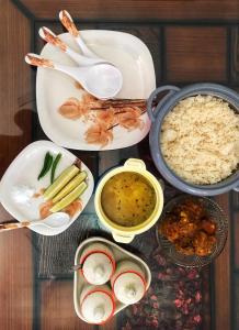 una tavola ricoperta di piatti e ciotole di cibo di Samay Homestay a Dibrugarh