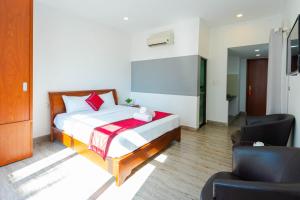 1 dormitorio con 1 cama y 2 sillas en New York Hotel Pham Ngu Lao, en Ho Chi Minh