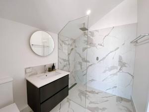 uma casa de banho com um lavatório e um espelho em Le Soleil new villa, golf & heated pool em Dunsborough