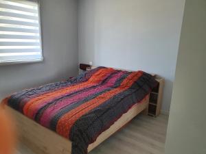 Rúm í herbergi á location chambre dans plain pied 2 chambres louable