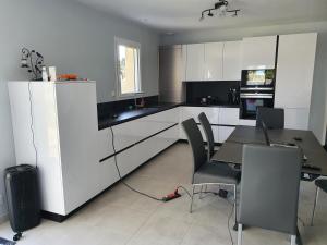 Kuchyň nebo kuchyňský kout v ubytování location chambre dans plain pied 2 chambres louable