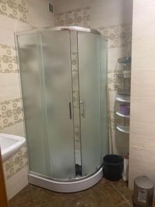 y baño con ducha de cristal y lavabo. en Dream Home, en Baku