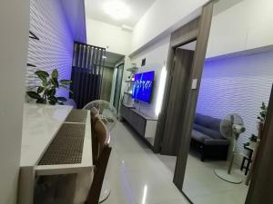 sala de estar con sofá y TV en Penthouse unit at Coast Residences Walking to PICC/Star City, en Manila