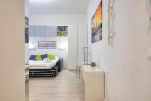 A bed or beds in a room at I Host apartment - Cossa 19