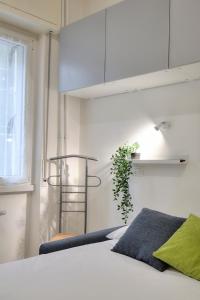 A bed or beds in a room at I Host apartment - Cossa 19
