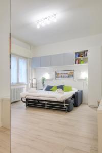 A bed or beds in a room at I Host apartment - Cossa 19
