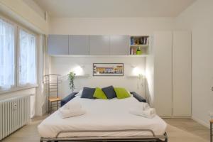 A bed or beds in a room at I Host apartment - Cossa 19