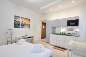 A bed or beds in a room at I Host apartment - Cossa 19