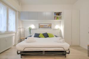A bed or beds in a room at I Host apartment - Cossa 19