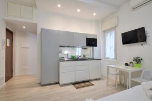 A kitchen or kitchenette at I Host apartment - Cossa 19