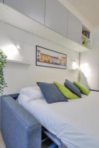A bed or beds in a room at I Host apartment - Cossa 19