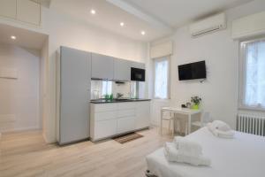A kitchen or kitchenette at I Host apartment - Cossa 19