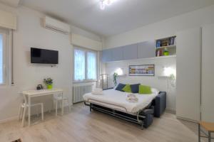 A bed or beds in a room at I Host apartment - Cossa 19