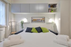 A bed or beds in a room at I Host apartment - Cossa 19